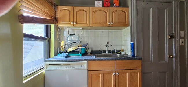 Building Photo - 1.5 Bed Spacious Top-Floor Allston apt! Fi...