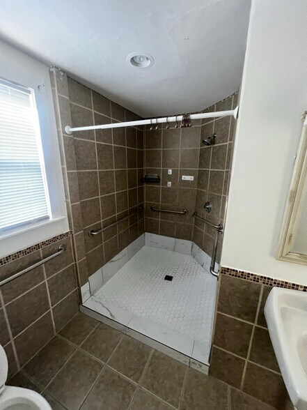 Building Photo - 51 Glenham St