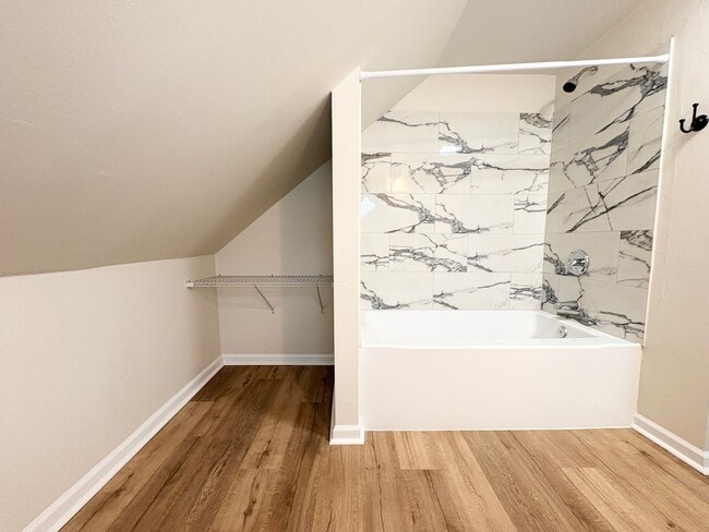 Building Photo - 520 12th Ave