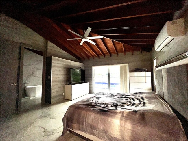 Building Photo - 720 NE 28th Ave