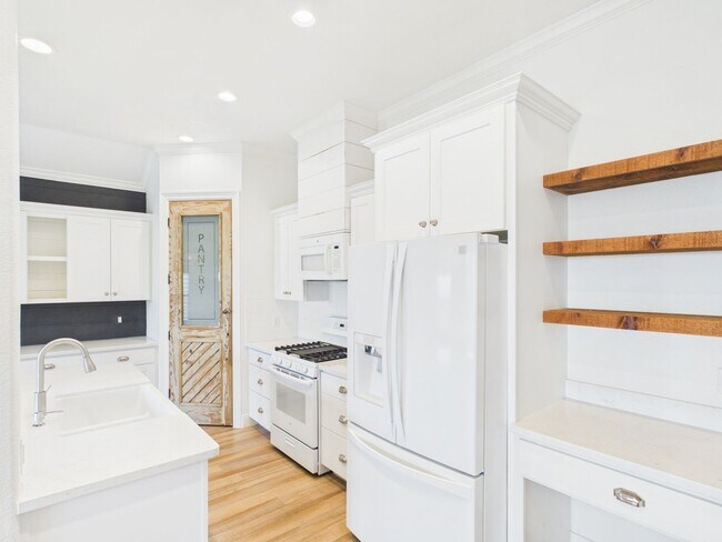 Building Photo - Modern Comfort: 3 Bed, 2 Bath with Garage & Large Pantry