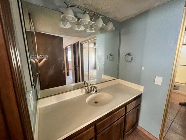 Building Photo - 1 Br Condo on lower level! Gated community