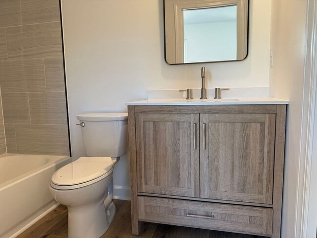 Building Photo - Brand new luxury townhome on the eastside....