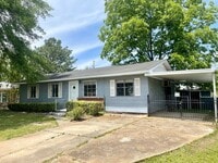 Building Photo - 3 Bedroom in Pearl Ms!