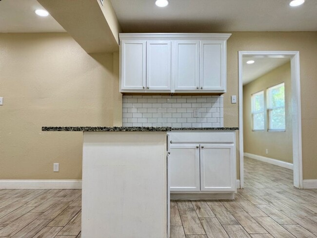 Building Photo - 609 Howard Dr
