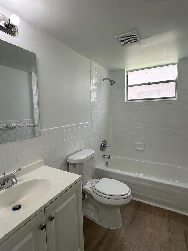 Building Photo - 5661 SW 36th Ct