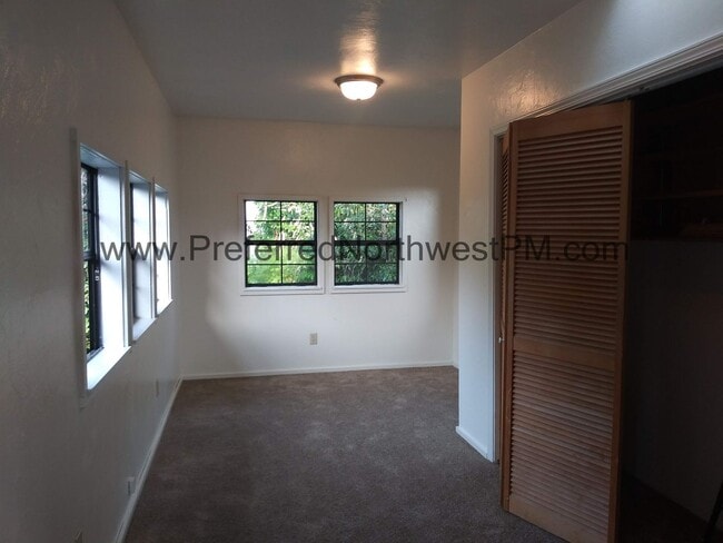 Building Photo - 3 Bedroom, 1.5 Bath Home Near University