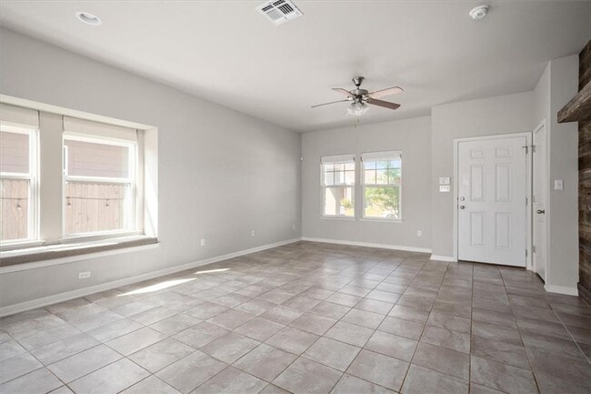 Building Photo - 215 Friendship Oak Dr