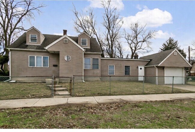 Building Photo - 14500 Sawyer Ave