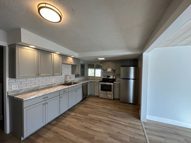 Building Photo - Beautiful 6 bedroom 2 bathroom home is a m...