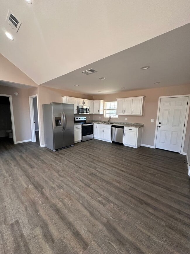 Building Photo - 3 Bed 2 Bath Brick Home with Fenced in Backyard