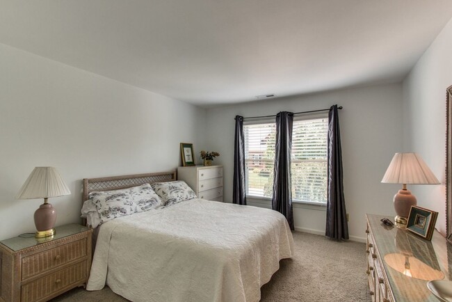Building Photo - Spacious 4 Bed, 3 Bath Home in Convenientl...