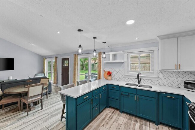 Building Photo - 16906 Rolling Acres Dr