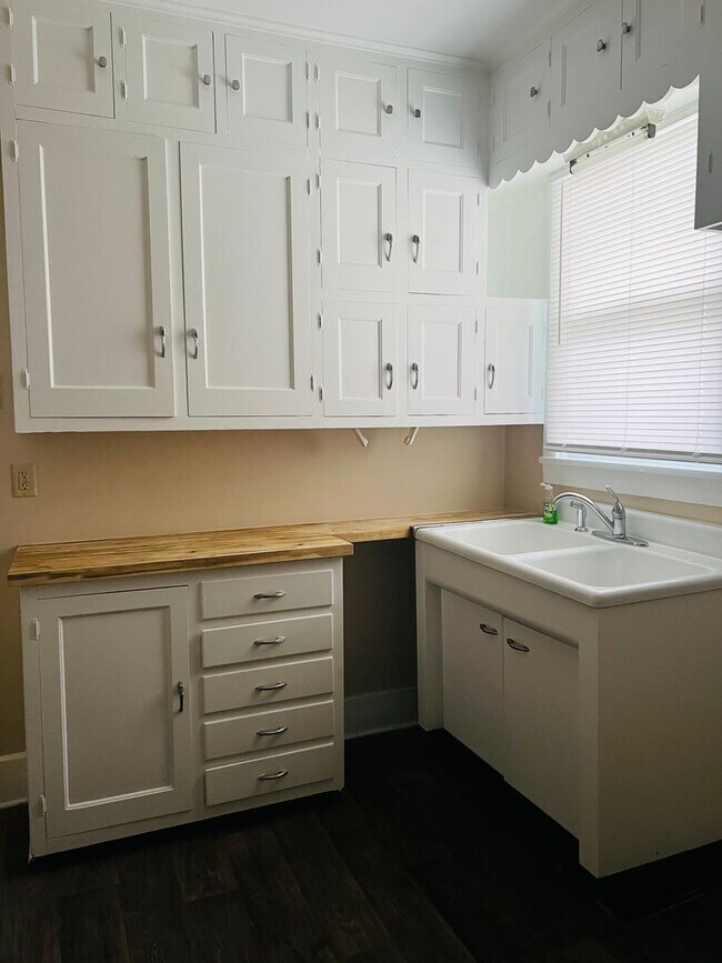 Building Photo - 2224 Iowa St