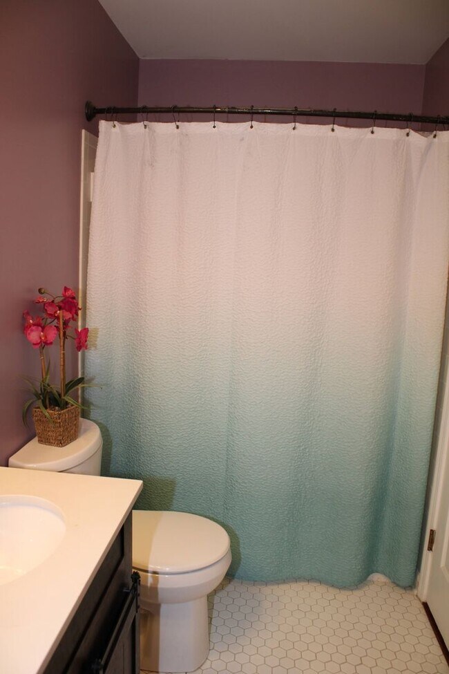 Building Photo - Charming 2 Bedroom/1 Bathroom Condo in Halethorpe, MD!