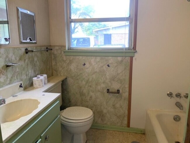 Building Photo - Lovely 3 bedroom 2 bath home