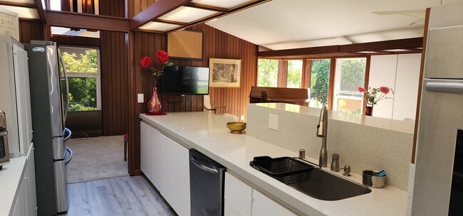 Building Photo - 100 Wimbledon Way