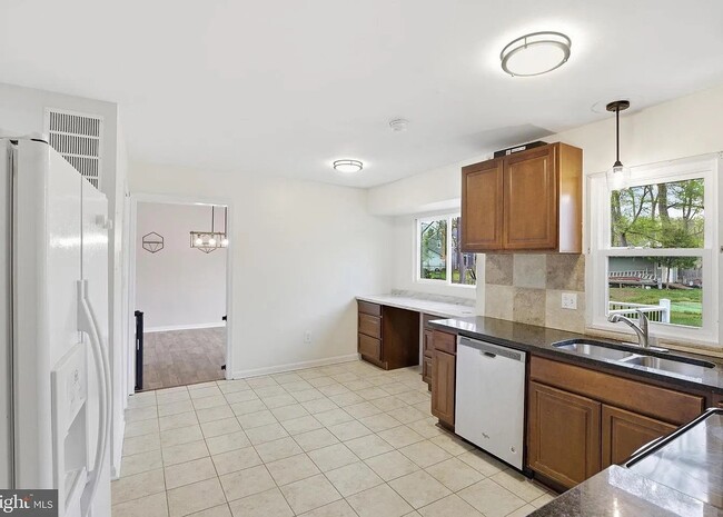 Building Photo - 1551 E Anderson Dr