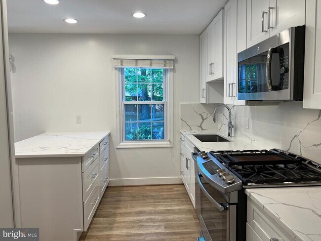 Building Photo - 9502 Tregaron Pl