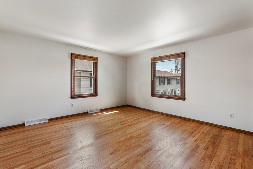 Bedroom - 5221 N Mohawk Ave