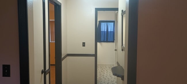 Building Photo - Beautiful 2 bedroom 2 bathroom house 1 car...