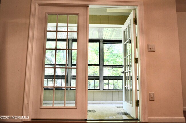 Building Photo - 30 Meadow Green Cir