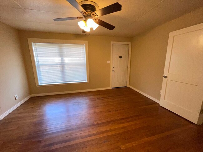 Building Photo - 2425 Bolivar St