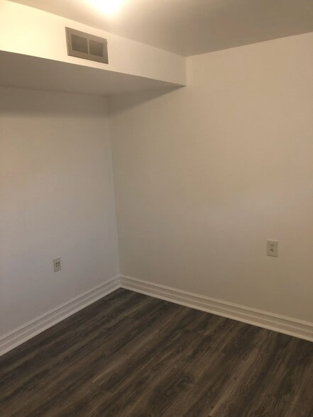 Building Photo - 516 E Wedgewood Ave