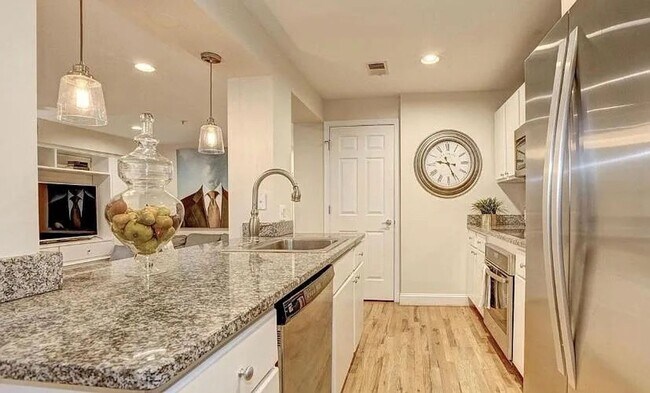 Building Photo - Charming 2 BR/1 BA Apartment in Woodley Park!