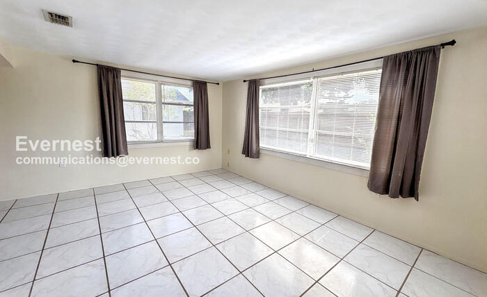 Building Photo - 5912 Della Dr