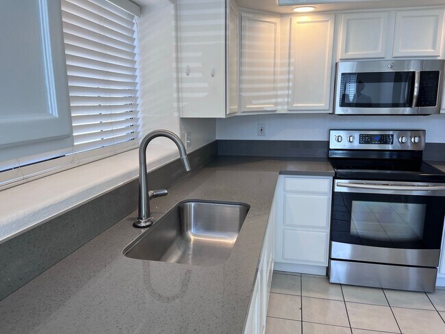 Building Photo - COMING SOON! 3 bed 3 bath Town house with ...