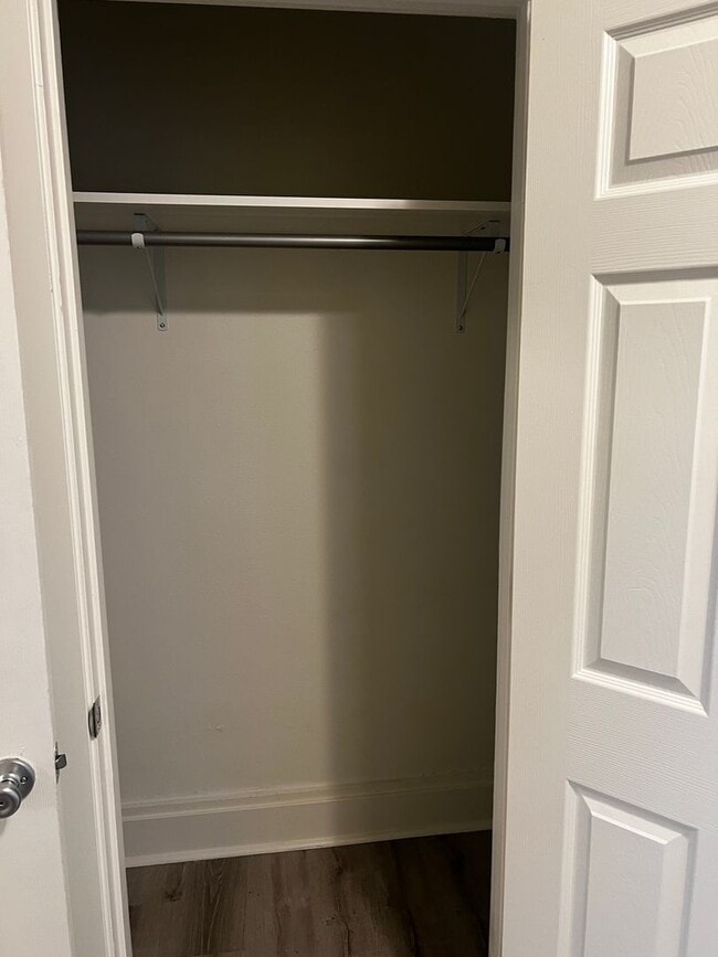 Building Photo - $950 Deposit $950 Rent