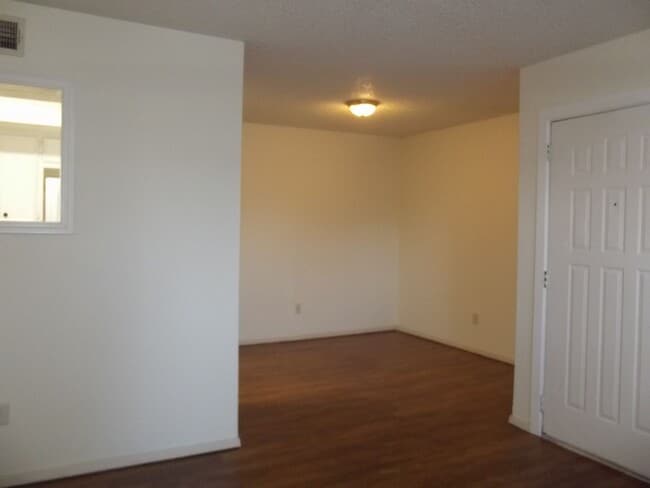 Building Photo - 1 Bedroom, 1 Bath with Carport - Raintree Manor Condo