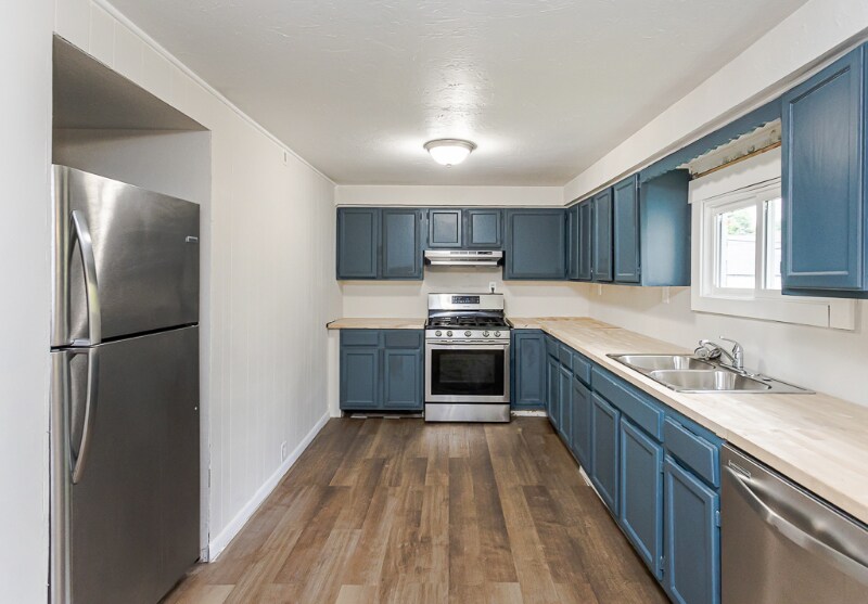 Building Photo - 4440 Fairview Dr