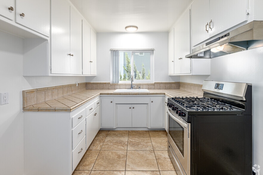 1BR, 1BA - 900SF - Kitchen - Molino House
