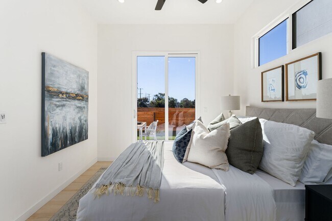 Building Photo - Top Floor, Laundry, Luxurious and Newly Built