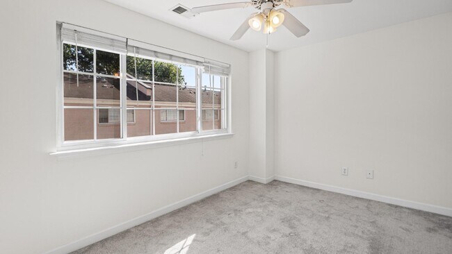 Building Photo - 1224 Green Oaks Ln