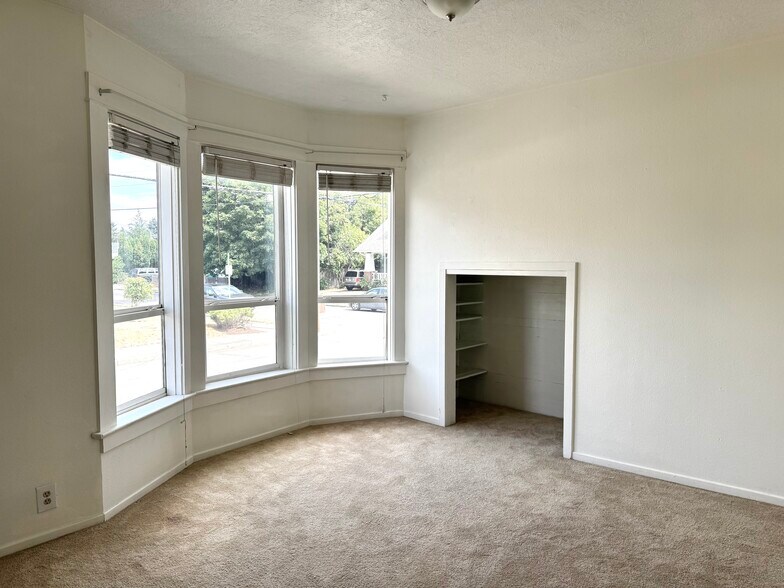 Building Photo - 3703 SE 65th Ave