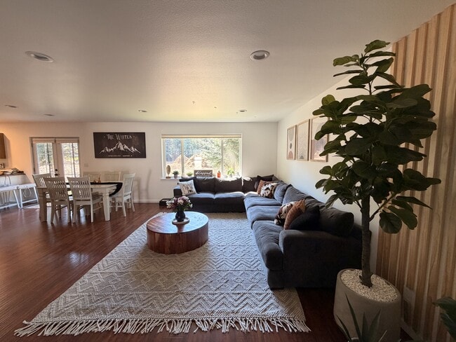 Building Photo - 323 Huppert Ln