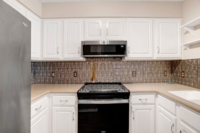 Building Photo - One Bedroom Condo with Loft, One-car Garag...
