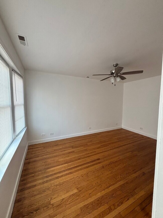 Building Photo - 8826 S Exchange Ave