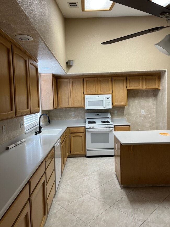 Building Photo - Beautiful 3-Bedroom, 2-Bath Single-Story Home