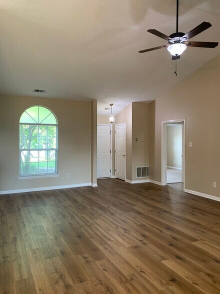 Building Photo - 213 Copperfield Ln