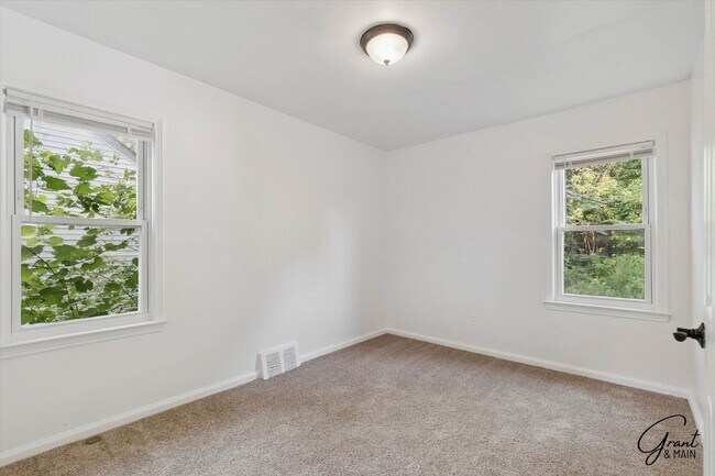 Building Photo - 3 Bedroom - 1 Bath- $1,150.00