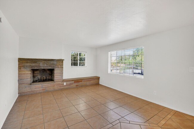 Building Photo - 2272 E Blacklidge Dr