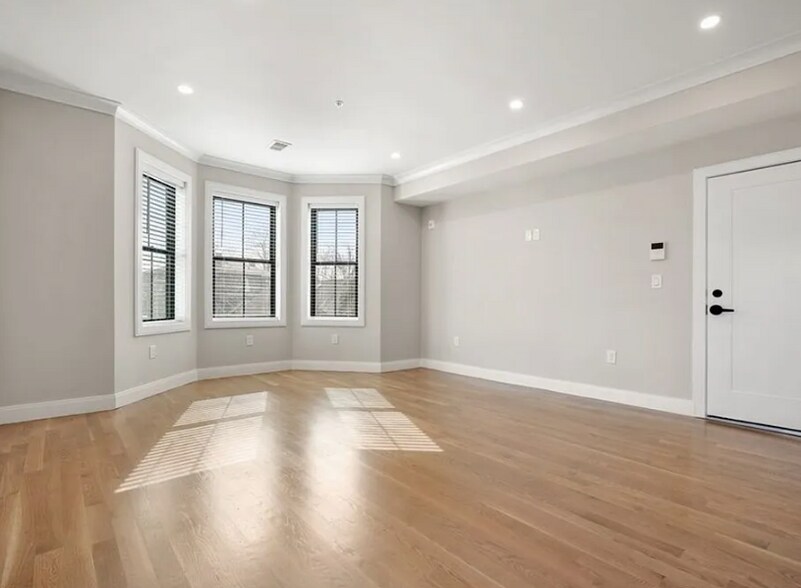 Building Photo - 281 Lamartine St