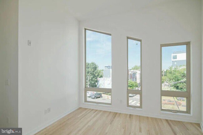 Building Photo - 2331 Frankford Ave