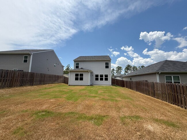 Building Photo - Open concept 4 bed, 2.5 bath home with fen...