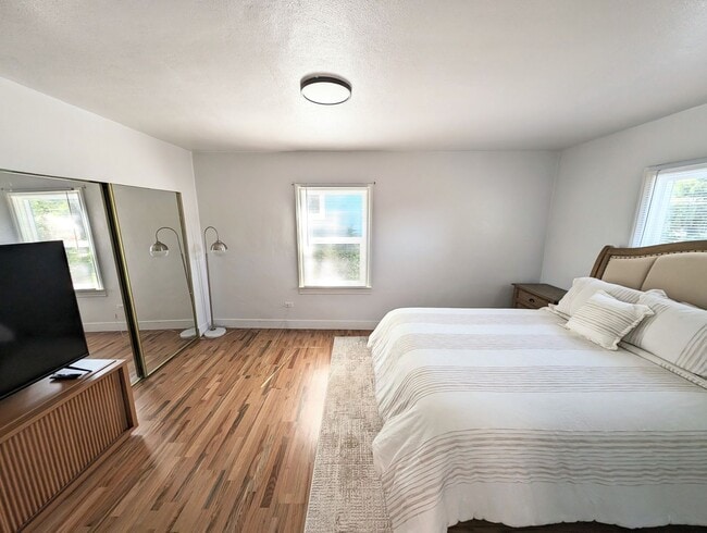 Building Photo - Updated 3 Bedroom Charmer in the Heart of ...