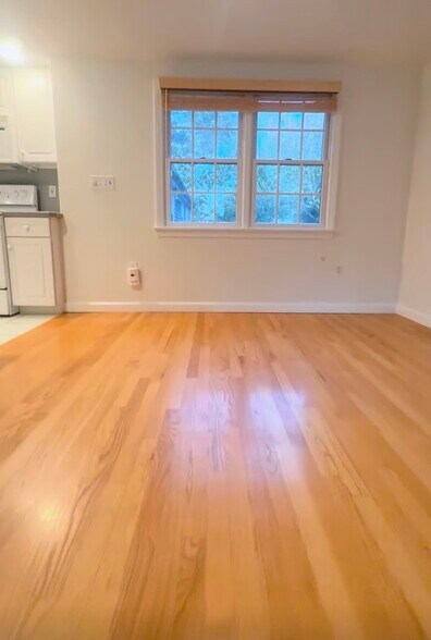 Building Photo - 94 Country Club Dr